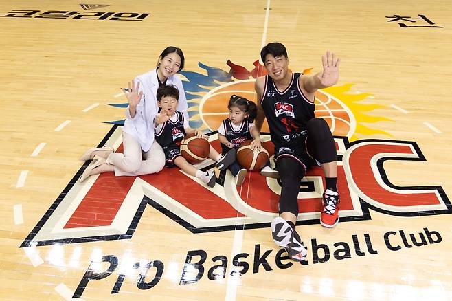 KGC인삼공사의 캡틴 양희종과 아내 김사란씨, 아들 태웅과 딸 세연. 김종호 기자