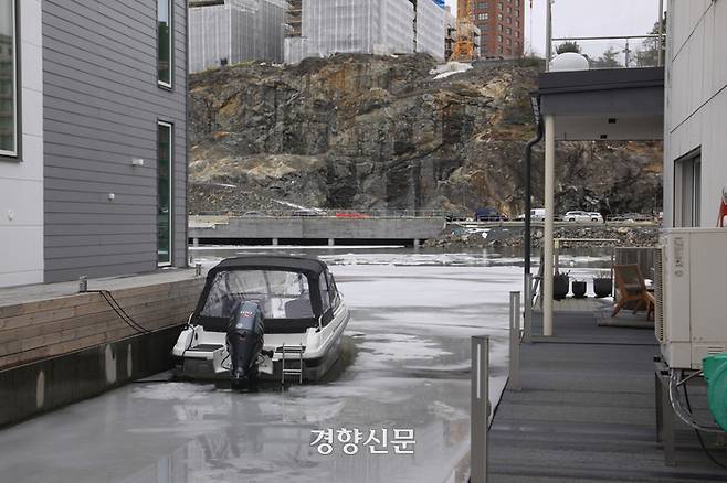스웨덴 나까에 있는 ‘마린스타덴(스웨덴어로 해양 도시)’ 수상 마을 인근이 지난 15일 얼어있다. 양쪽 집 사이에는 보트가 정박해 있다. 강한들 기자