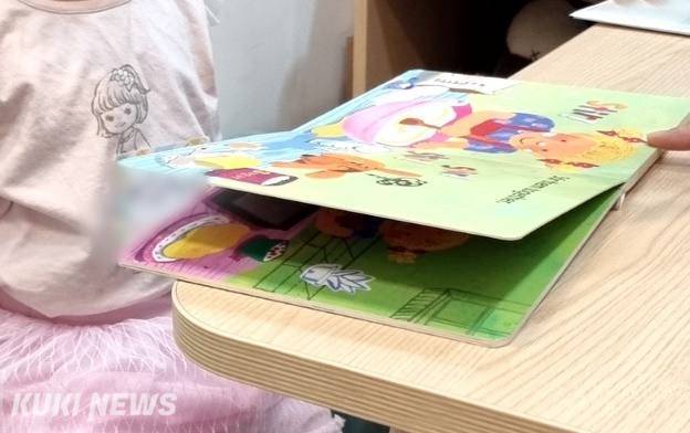 경기도 한 영어교육업체 놀이센터에서 영어 책을 읽고 있는 아이. 사진=임지혜 기자