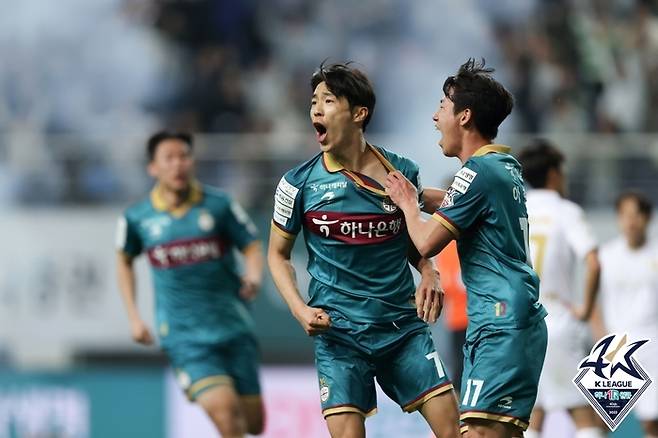 대전 마사(왼쪽)가 지난 2일 서울전에서 3-2 승리를 결정짓는 결승골에 기뻐하고 있다. 프로축구연맹 제공