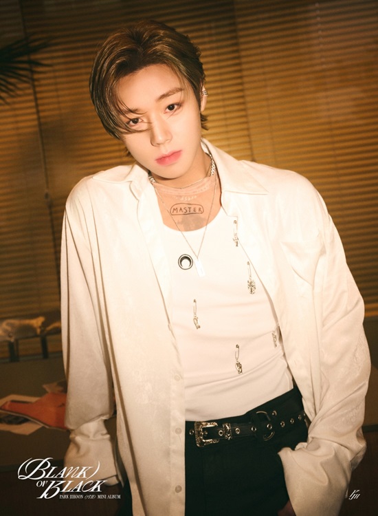 Singer Park Jihoons New Album Concepts Photo was released.Park Jihoon released the second Concepts Photo of his seventh mini album Blank or Black on his agencys official SNS on the 4th.In the photo, Park Jihoon showed a neat look with a white shirt and black pants, but showed a different charm with a see-through and unique accessories in the round part. A calm look that can not read emotions and a relaxed eye amplify the excitement index.In another photo, Park Jihoon, who has a jaw on the table, is throwing a rebellious period young gaze. The bottled beer and rabbit props on the table double Park Jihoons free and youthful atmosphere.Park Jihoon showed the deadly charisma through the first Concepts Photo, and this time proved the charm of the reversed atmosphere and proved once again the infinite Concepts digestive power.Blank or Black is a new album released in six months after the sixth mini album THE ANSWER. It is the most complicated maze, the most difficult mystery, Park Jihoons deep charm.Park Jihoon, who widened his horizons as an actor through Waves original drama Weak Hero Class 1, will return to his main job and continue his presence as an all-around artist.Meanwhile, Park Jihoons seventh mini-album Blank or Black will be released at 6 pm on December 12.Photo: Maru Planning