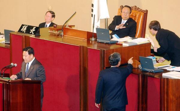 2003년 2월26일 국회 본회의에서 한나라당 단독으로 ‘대북송금 특검법안’을 통과시키기에 앞서 민주당 의원들이 박관용 국회의장에게 항의하고 있다. 윤운식 기자 yws@hani.co.kr