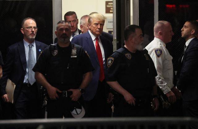 도널드 트럼프 전 미국 대통령이 4일 뉴욕 맨해튼 형사법원에 들어서고 있다. 뉴욕=로이터 연합뉴스