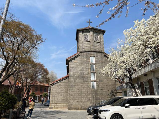 한국교회총연합 관계자들과 주요 일간지 기자단이 이달 3일 대한성공회 내동교회를 탐방하고 있다. 김민호 기자