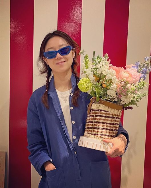 Actor Gong Hyo-jin marks first Birthday after marriage with singer Kevin OhGong Hyo-jin posted photos and posts on the 4th, saying, Happy birthday 2 me. In the photo, Gong Hyo-jin is wearing a blue jacket and blue sunglasses and holding a large flower gift in a flowerpot.Gong Hyo-jin is enjoying Birthday happily with a bright flower gift in his arms and smiling brightly.Jung Ryeo-won was the first to congratulate Gong Hyo-jin on his first birthday after marriage, followed by congratulations from his best friends such as Lee Sang-won, Um Ji-won, Kim So-yi, Choi Yoo-hwa and Jung Ho-yeon.Gong Hyo-jin became a married couple in October last year with a marriage ceremony with Kevin Oh, who was 10 years younger.After the marriage ceremony, Gong Hyo-jin expressed his affection for Kevin Oh by saying My Angel. As the first step after the marriage, he also released his own song.gong hyo-jin