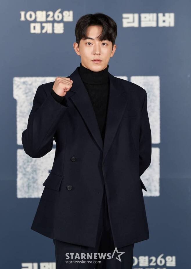 On May 5, Nam Joo-hyuks training photos were released through the online community.Nam Joo-hyuk, who is in the back seat, has a short hair and boasts a dignified figure.Even wearing a training suit, he showed eye-catching attention and celebrity visuals.Previously, Nam Joo-hyuk joined ArmyTraining on the 20th of last month. After passing the military police force, he received basic military training for 5 weeks and received a second-half training at the Army General Administration School.Meanwhile, Nam Joo-hyuk finished filming Disney+ original series A Vigilante last month.A Vigilante tells the story of A Vigilante, who judges the wicked who have escaped the law, as a social phenomenon, followed by a detective investigator.