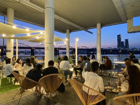 지난해 롯데백화점 문화센터가 서울 서초구 반포 한강공원에서 진행한 ‘치즈플로&와인과 함께하는 선셋 요트투어’ 강의. 사진 롯데백화점