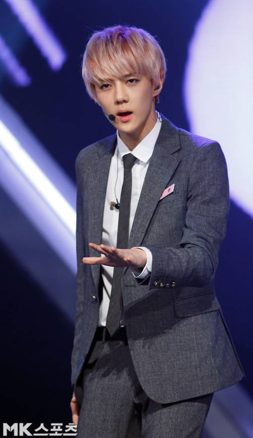 엑소가 2013년 8월 엠카운트다운에서 1위를 차지했다. 세훈의 교복패션