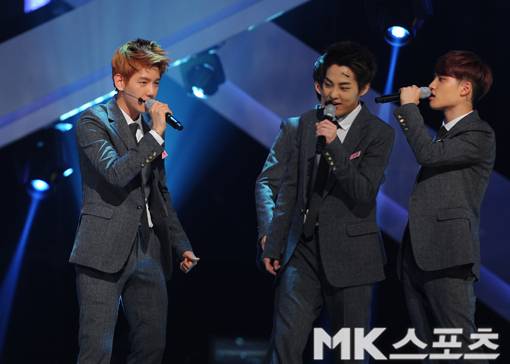 엑소가 2013년 8월 엠카운트다운에서 1위를 차지했다. 백현, 시우민, 디오가 열창하고 있다.