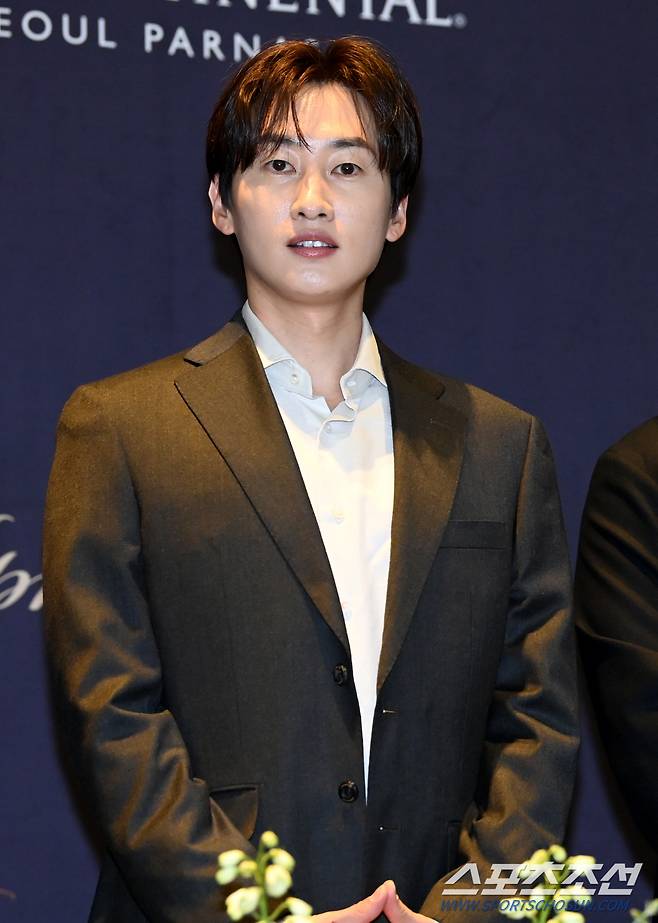 가수 이승기와 배우 이다인이 부부가 된다. 7일 그랜드 인터컨티넨탈 서울 파르나스 호텔에서 진행된 이승기와 이다인의 결혼식에 참석한 은혁이 포즈를 취하고 있다. 허상욱 기자wook@sportschosun.com/2023.04.07/