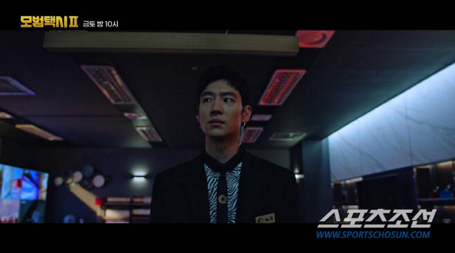 Lee Je-hoon, who is in the water of the black sun, the playground of the demons, and the revenge of the sex crime stone, is different from reality?SBS Friday-Saturday drama Taxi Driver 2 (playwright Oh Sang-ho, director Ethan and Jang Young-seok, production studio S and Group Eight) will air its 13th episode on the 7th.In this broadcast, The Rainbow 5 People Kim Doggystyle (Lee Je-hoon), Jang Seong-choel (Kim Eui-seong), An Go-eun (Pyo Ye-jin), Choi Kyung-gu (Jang Hyuk-jin) and Park Jin-eon (Bae Yu-ram) will open the prelude to the revival toward the rare Sams Club Golden Gate Bridge.In the last 12 episodes, Doggystyle was portrayed as a Mouthguard identity, witnessing ugly crimes hidden behind brilliant lights, in order to closely explore the reality of Sams Club Black Sun, which is suspected of being related to Onha Jun (Shin Jae Ha).In addition, The Rainbow 5 People is exposed to the question of the police investigating the suspicion of Black Suns mass distribution of drugs through the client, and the official launch of the revenge for Black Sun, a hotbed of crime, .Among them, Taxi Driver 2 Episode 13 The Rainbow 5 People will start The Punisher for Black Sun.First, Doggystyle raids the hotel room of sex crime idol Victor Garber, who uses drugs to rape women.In this process, Black Suns VIP hospitality, decadence and delightful riches will be portrayed.Doggystyles performance, which will give true education to crime stones whose blood rises upside down, adds to expectations.In addition, The Rainbow 5th Party accepts the entire Black Sun to smash the Devils playground, and Shin Myung-Na holds The Rainbow Table Party.Among them, Choi Joo-im is disguised as Sams ClubDJ and enjoys the repulsion of the entrance, while Jang is transformed into Sams ClubMD and burns his body to attract The Rainbow VIP.The Rainbow 5 people who started the Black Sun Golden Gate Bridge revenge act can be seen in Taxi Driver 2 episode 13.In the meantime, Doggystyle, which was unveiled on the morning of the 7th, ahead of the broadcast, heightened the sense of crisis by appearing to be drugged.Doggystyle, wearing a Black Sun Mouthguard suit in the picture, stands in the middle of the street like a zombie with his eyes out of focus.Cars that do not care about Doggystyle make sweat in the hands of those who seem to be taking Doggystyle at once.On the other hand, Taxi Driver 2, which is called the essence of Korean caper drama, is a private revenge act in which the taxi company The Rainbow Luck and Taxi Knight Doggystyle (Lee Je-hoon) complete the revenge on behalf of the unjust victim.