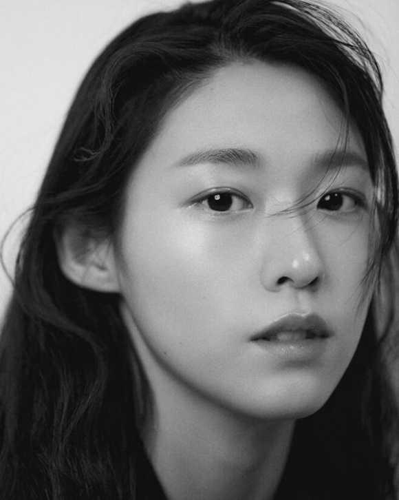그룹 AOA 출신 배우 김설현이 자신을 둘러싼 건강 이상설을 해명했다. /이음해시태그 제공