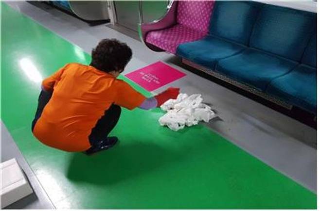 서울 지하철 내 토사물을 치우는 청소업체 직원ⓒ서울교통공사 제공
