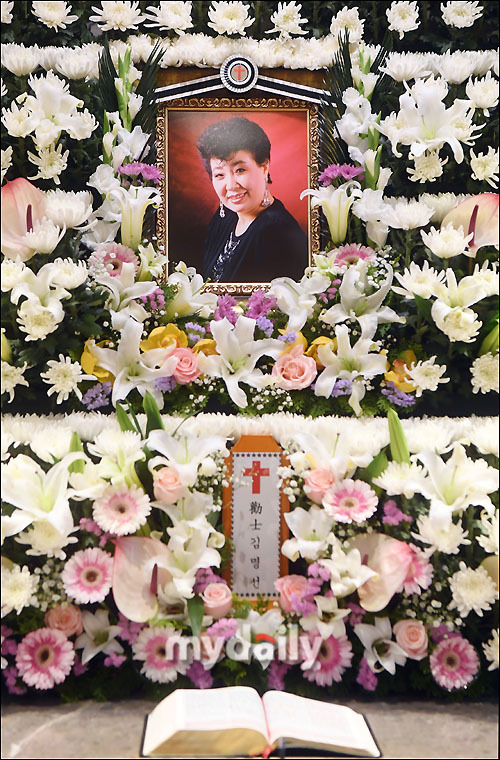 Singer Noh Sa-yeon (66) sings the elder son Hyun Mee (real name Kim Myung Sun)On the 7th, Seoul Heungseok-dong Chung-Ang University Funeral Correspondence Room No. 1 was equipped with the Mortuary of the late Hyun Mee.Noh Sa-yeon, who arrived at the Mortuary this afternoon, said, It was the same Singer and like the sky was a great mount, but Im so sad. I think our mount was the coolest and best star.I could not keep up with the voice and the aunt. Always told me that Singer should be healthy in body and mind, not to do bad things that can convey healthy sounds to fans.Our aunt has been loved by so many people and has always been healthy and positive and laughing and energetic.Suddenly, when I left this side, many people told me that it was futile and how could this happen?  Many people loved me, so ant happily went to heaven and thanked us and said, Do not worry.Noh Sa-yeon said, Music is not a memory.When I listen to a song, I was with someone at that time, and no matter how old I am, it is the charm of music to go back to those days. It is so wonderful to have a good song for many fans that I became a Singer.  I would be grateful if you could not forget Hyun Mee forever, I would be grateful if you could take it out and sing a lot of good songs. On the other hand, Hyun Mee was found dead at 9:37 am on May 4 at his home in Ichon-dong, Yongsan-gu, Seoul, and was transferred to a nearby hospital but died.The Funeral of the deceased is strictly adhered to the korea singers association for five days from this day to 11th.The Funeral Chairperson was Suh Soo-nam, an auditor of the korea singers association, and the Funeral Committee was chaired by the executive board of the association.The funeral ceremony will be held at 9 a.m. on the 11th, and comedian Lee Yong-sik will host the event, while Singer Park Sang-min and Ali will deliver the eulogy.The burial site was originally planned to be a seoul memorial park, but the cemetery will be built in the U.S. after cremation at the seoul memorial park according to the bereaved familys wishes.Born in Gangdong-gun, South Pyongan Province in 1938, Hyun Mee made his debut as a sister in 1957 and became popular as a night mist in 1962.Since then, he has been loved as a national singer, leaving a representative song such as I want to see, When I leave, I do not want to leave, I was good, My lover, Why do you ask me?Hyun Mees nephew is Singer Noh Sa-yeon, actor Han Sang-jin.