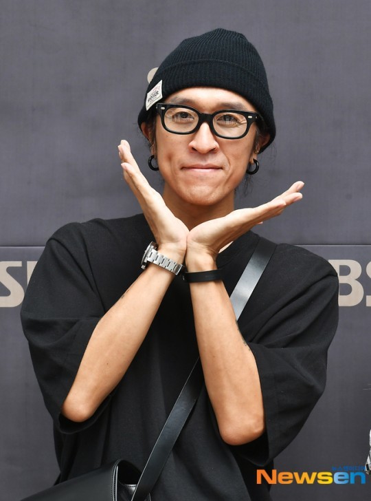 Koyote Donga made fun of his swearing mother.Koyote Donga was the special DJ on SBS Power FM Doosie Escape TV Cultwo Show (hereinafter TV Cultwo Show) broadcast on April 7th.Kim Tae-kyun said on the opening day, Donga and Dongas mother came out of the TV broadcast and came out to the a counseling center.When Kim Tae-kyun wondered, What did you consult? Donga said, You know it when you watch the broadcast today. It will be broadcast today. The trailer is already a hot topic.Kim Tae-kyun said, My mothers voice has been beeped. I told you in advance. I can not go out on the air.Donga said, Its hard to get to TV Cultwo Show live spinning. Kim Tae-kyun regretted, Yes, Broadcasters and I can not.Why dont you serve it to live spinning even if youre in control? (The production team) is nodding, he told Kim Tae-kyun, You have to be prepared.Kim Tae-kyun said, I heard that (the production team) has arranged a suit to go to the review room in preparation for Mrs. Cha.