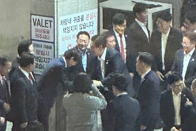 ▲ 지난 6일 부산 해운대 한 횟집 앞에서 윤석열 대통령, 한동훈 법무부 장관, 장제원 의원이 만찬 참석자들과 인사를 나누고 있다. 온라인 커뮤니티 갈무리.