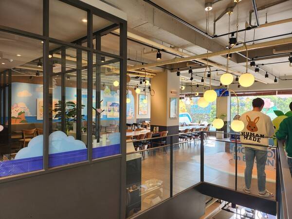 - 매장 2층은 이런 느낌