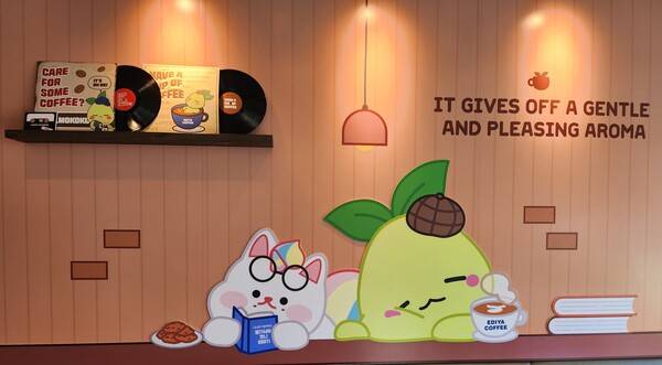 - 안경 쓴 독서가 코니와 잠든 모코코