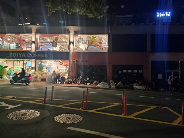 - 저 뒤로도 줄이 길게 늘어져 있었다