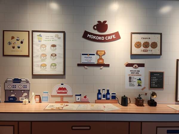 - 커피 머신과 축음기까지 제법 본격적