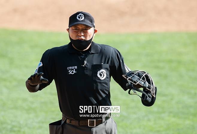 ▲ 이영재 심판이 7일 kt-롯데전 오심으로 무기한 퓨처스리그 강등 조치를 받았다. ⓒ스포티비뉴스DB