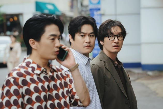 Actor Jo Seung-woos Hot Summer Days and the three mens bromance chemistry did not see the right light. Actor Han Hye-jins acting power controversy, which has been on the air since the beginning of the show, has caught his ankle.Its the story of the JTBC Saturday-Sunday drama Divorce Attorney Shin.Divorce Attorney Shin is coming to an end today (the 9th).Divorce Attorney Shin is a delightful human drama featuring the hot chemistry of three friends who are more than imaginary divorce clients facing the artists divorce lawyer Charles V, Holy Roman Emperor (Jo Seung-woo).The webtoon of the same name is the original work.Charles V, Holy Roman Emperor, Jo Seung-woo Acting, is a Pianist and a professor of music.Jo Seung-woo was well received for expressing a completely different character than the Secret Forest Hwang Si-mook character.The Pianist, who drinks shochu in a wine glass and plays Schuberts The Devil beautifully, was responsible for the laughter of the drama at home, singing along with Na Hunas Tess!Charles V, Holy Roman Emperor, who seemed to be infinitely gentle but also had a sharpness and a pulpit as a lawyer, was able to be completed because he was Jo Seung-woo.On top of that, his bromance with Jang flexor muscle (played by Kim Sung-kyun) and Cho Jung-sik (played by Jung Moon-sung) is also a fun point of the play. Each of them has sorrow, but the way of comforting the sorrow is warm and pleasant.It also played an important role in conveying the message of the work by concentrating on the relationship with people while leading the heavy material called divorce into a cheerful atmosphere.However, Han Hye-jins acting power caught up. Han Hye-jins problem was vocalization. In the drama, Han Hye-jin acts as a Seo-jin? Radio DJ from weatherman.Although she is sued for divorce divorce because she can not bear her husbands emotional abuse, she succeeds in securing custody with the help of Jo Seung-woo and then works as a counselor at Jo Seung-woo law firm for custody.Han Hye-jins stiff Acting made it impossible for viewers to concentrate fully on the character, even though it was a character who wanted to encourage motherhood.I do not know if I wanted to act the radio DJ tone, but unlike other actors, I could not penetrate into the drama with a theatrical tone. Every actor is doing life acting, but I feel like Im acting alone.From the beginning of the broadcast, Han Hye-jins Acting power controversy has arisen, which has naturally led to a decline in audience ratings.It was expected to succeed in the box office after the agency with 7.3% audience rating in the first time, but it fell to 4% in 3 times and failed to rebound with 5.4% in 11 times ahead of the end.Above all, Jo Seung-woo had never had good grades in JTBC dramas such as Sisyphus: the myth and Life, so he had more expectations for Divorce Attorney Shin.Thats why I feel sorry for the lonely ending of Divorce Attorney Shin, which has not been properly valued at Jo Seung-woos Hot Summer Days.