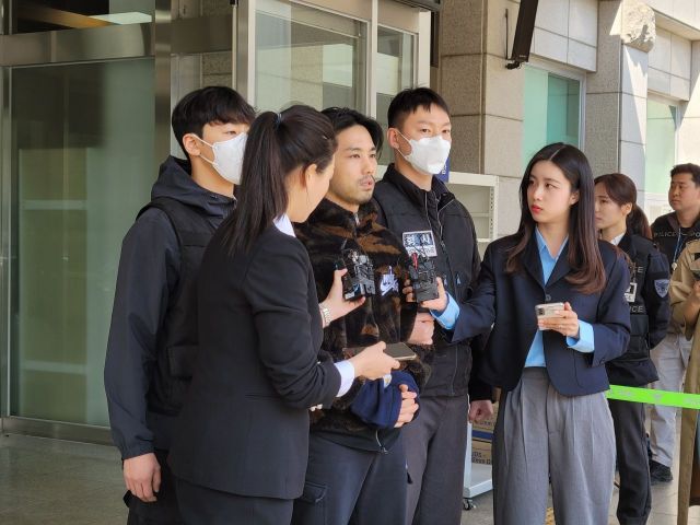 9일 서울 수서경찰서는 이날 강도살인·사체유기 혐의를 받는 이경우(36), 황대한(36), 연지호(30)에 대해 구속 송치했다고 밝혔다. 취재진 질문에 답하고 있는 이경우. /사진=공병선 기자 mydillon@