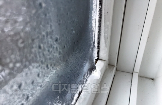 한 신축 아파트 창문에 결로로 인해 한겨울에 고드름이 생성된 모습. 사진 이미연 기자