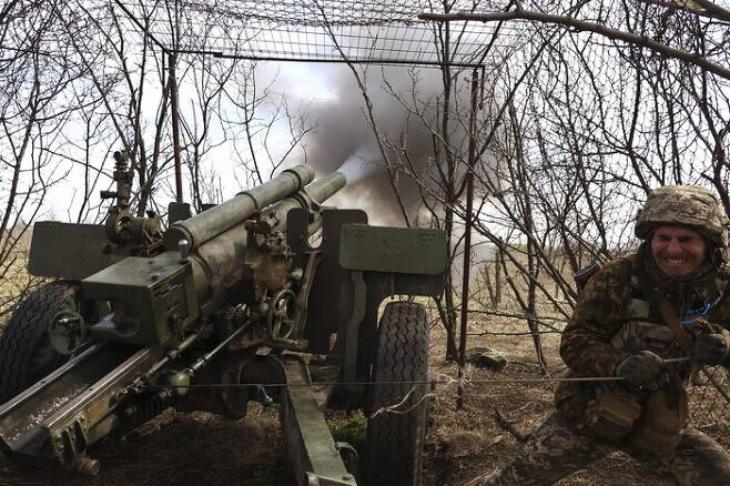 우크라이나군이 5일 루한스크 지역에서 러시아군 진영을 향해 곡사포를 쏘고 있다. AP 연합뉴스