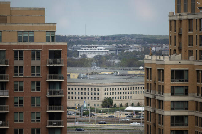 6일 미국 워싱턴 근교 알링턴의 건물들 사이로 국방부 청사가 보인다. 로이터 연합뉴스