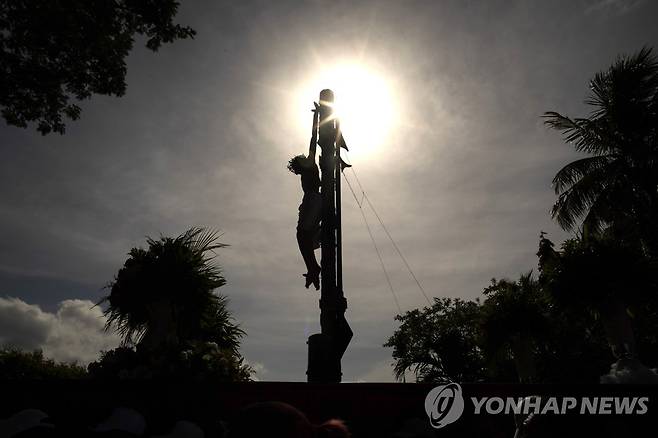 니카라과 성당의 예수 십자가상 (마나과 AP=연합뉴스) 7일(현지시간) 니카라과 마나과 메트로폴리탄 대성당에서 열린 성금요일 행사에서 한낮 태양이 십자가상을 비추고 있다. 2023.4.9