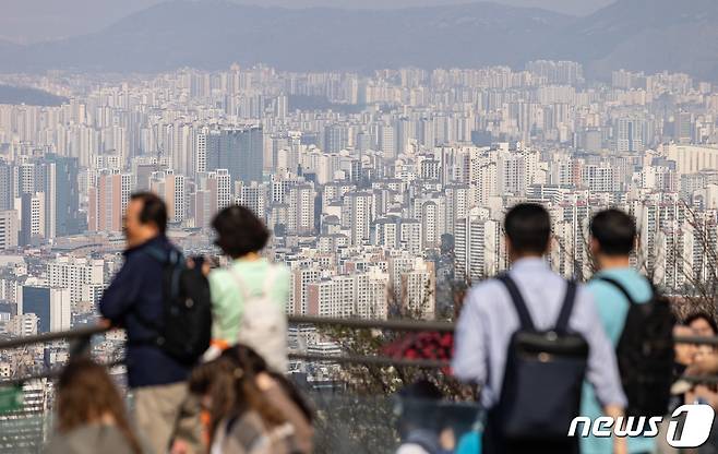서울 남산에서 바라본 아파트 단지의 모습. 2023.4.3/뉴스1 ⓒ News1 이재명 기자