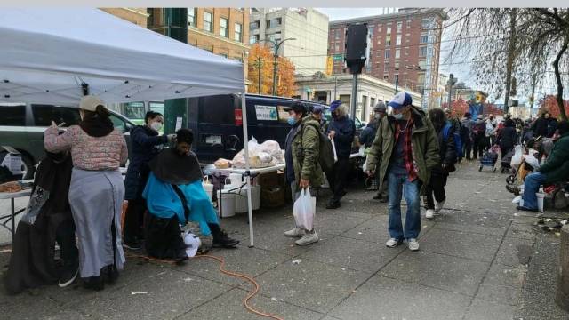 주님의뜻안디옥교회와 안디옥미션 자원봉사자들이 21일 캐나다 밴쿠버 다운타운 헤이스팅스 거리 카네기센터 앞에서 마약 중독 노숙인들에게 이ㆍ미용 봉사 활동 및 음식을 나눠 주고 있다. 안디옥미션 제공