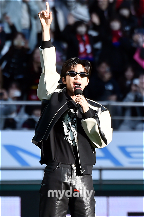 Sangam was taken aback by the appearance of singer Lim Young-woong.Singer Lim Young-woong appeared as a time axis on Hana One Q K League 1 FCSeoul and Deagu FCs Kyonggi held at Seoul World Cup Sports Venue in Sangam-dong, Seoul on the afternoon of the 8th.The Sangam World Cup Sports venue was a hot festive atmosphere.Even in chilly weather, Sports Avenue was filled with more than 45,000 Guanzhong, the most in Korean professional sports since Corona.FC Seoul, who received a hot aura, scored three goals and scored a 3-0 victory over Deagu.On this day, Sports venue received a warm cheer from Guanzhong with a message on the electric signboard before the start of Kyonggi, Spring soccer field with Lim Young-woong.In addition, Lim Young-woongs video and music flowed and the atmosphere was heightened. When Lim Young-woong appeared on the Sports venue, the shout of Guanzhong reached its peak.Lim Young-woong, who appeared in FCSeouls uniform, announced the start of Kyonggi with a time axis on the Harp line.Lim Young-woong presented the EDM version of HERO at the Harp time performance, which started at the end of the first half with 3-0.Lim Young-woong, who appeared with the dancers, showed a brilliant performance to the exciting music, and it was like watching Lim Young-woongs concert hall.Lim Young-woong, who finished the Harp time performance by showing girl group dance according to Ives after-like, watched Kyonggi from Guanzhong seat to the end and certified steamed soccer fan.The image of Lim Young-woong was captured on camera.Lim Young-woong on Sports VenueLim Young-woong is entering Sports Venue wearing an FCSeoul uniform.by the Guanzhongs,Ill be far away!Time Axis by Lim Young-woong ⁇   ⁇   ⁇   ⁇   ⁇   ⁇   ⁇   ⁇   ⁇   ⁇   ⁇   ⁇   ⁇   ⁇   ⁇   ⁇   ⁇   ⁇   ⁇   ⁇   ⁇ 니다.Lim Young-woong, Run with us!Lim Young-woongLim Young-woong Cheers to FCSeoul Victory