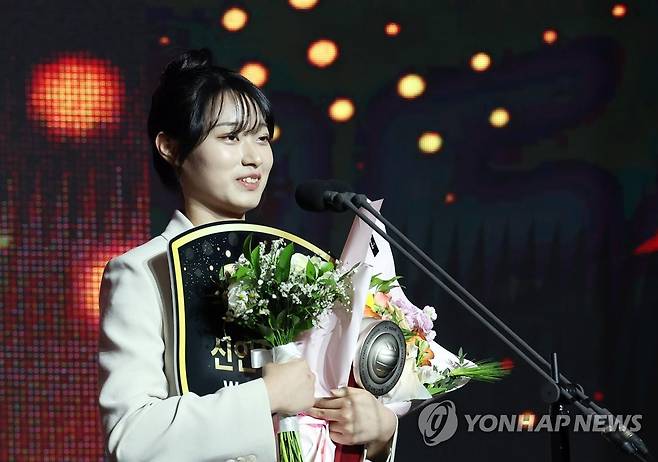 최효서, V-리그 여자부 신인선수상 수상 (서울=연합뉴스) 이지은 기자 = 10일 오후 서울 용산구 그랜드 하얏트호텔에서 프로배구 2022-2023 V-리그 시상식에서 여자부 신인선수상을 수상한 KGC인삼공사 최효서가 소감을 말하고 있다. 2023.4.10 jieunlee@yna.co.kr
