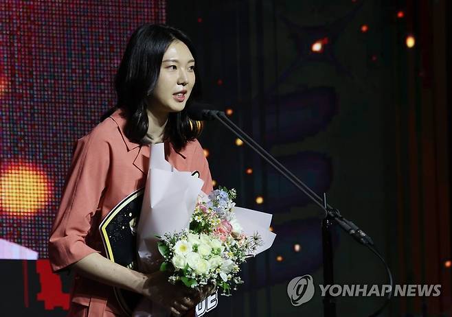 수상소감 말하는 양효진 (서울=연합뉴스) 이지은 기자 = 10일 오후 서울 용산구 그랜드 하얏트호텔에서 프로배구 2022-2023 V-리그 시상식에서 여자부 베스트7을 수상한 현대건설 양효진이 수상소감을 말하고 있다. 2023.4.10 jieunlee@yna.co.kr