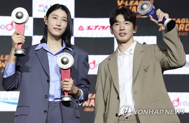 '우리가 V-리그 MVP' (서울=연합뉴스) 이지은 기자 = 10일 오후 서울 용산구 그랜드 하얏트호텔에서 프로배구 2022-2023 V-리그 시상식에서 정규리그 MVP를 수상한 흥국생명 김연경과 대한항공 한선수가 기념촬영을 하고 있다. 2023.4.10 jieunlee@yna.co.kr
