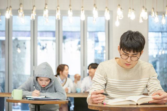 집에서 안 되는 공부가 카페에서 잘 되는 이유는 백색소음 때문일 가능성이 높다. /사진=게티이미지뱅크
