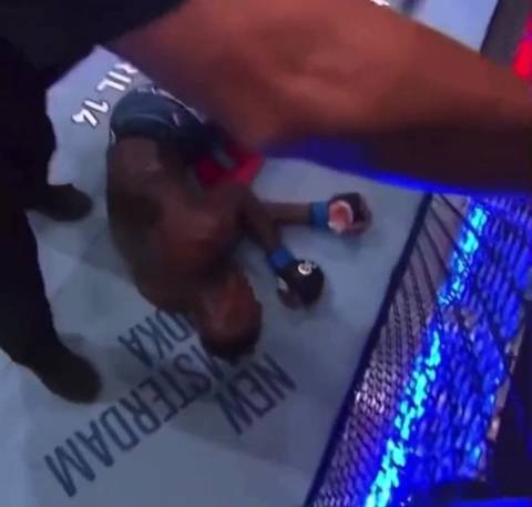 페레이라의 아들을 보며 '쓰러진 연극'을 한 아데산야(사진=UFC)