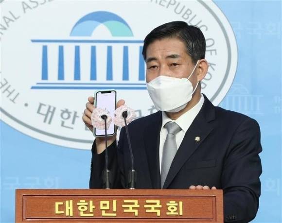 신원식 의원 - 신원식 국민의힘(당시에는 미래통합당) 의원이 2020년 9월 2일 서울 여의도 국회 소통관에서 기자회견을 열고 추미애 법무부 장관의 아들 서모씨 휴가와 관련해 A대위 통화 녹취록을 공개하고 있다. 뉴스1