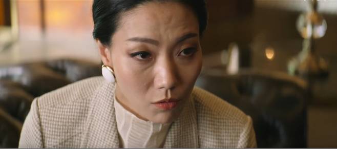 《지옥》에서 박정자로 열연한 배우 김신록은 JTBC 드라마 《재벌집 막내아들》을 통해 인상 깊은 연기를 펼쳤다. ⓒ넷플릭스·JTBC
