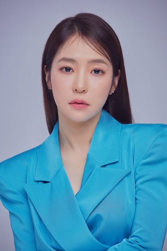 Mystique Story posted several profiles of Hongjas colorful mood on the official SNS account on the 10th.The modern blue-suited suit dress is perfect and boasts an intelligent aspect, while the neat and lovely concept maximizes the charm of the original.Finally, Hongja, who emits classical beauty with a simple Hanbok figure, has been actively promoting his profile with a variety of moods.Hongja is the third song of the song, which is based on the song of Yongjong Shen. It is based on the song of Yongjong Shen. It is based on the song of Yongjong Shen. It is based on the song of Yongjong. Its done.Unlike Hongjas deep-rooted Gomtang Boys, it attracted attention by showing a wide vocal spectrum with a finely tuned voice.Hongjas move, which unveiled various mood profiles and predicted various activities, is drawing keen attention.