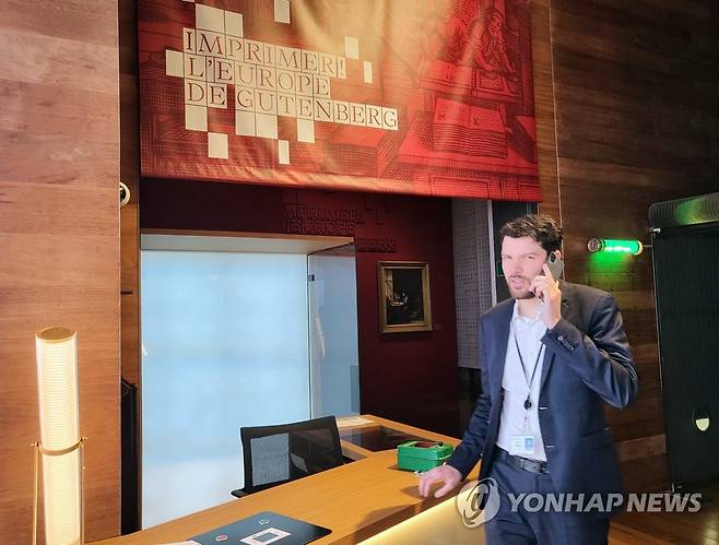 프랑스 국립도서관서 열리는 '인쇄하다! 구텐베르크의 유럽' 전시회장 (파리=연합뉴스) 현혜란 특파원 = 프랑스 국립도서관(BnF)이 4월 12일부터 7월 16일까지 직지 등을 전시하는 '인쇄하다! 구텐베르크의 유럽' 전시장 입구. 2023.4.11 runran@yna.co.kr