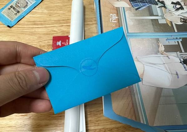 - 인게임 스페셜 카드는 푸른색 포장지에 동봉되어 있다