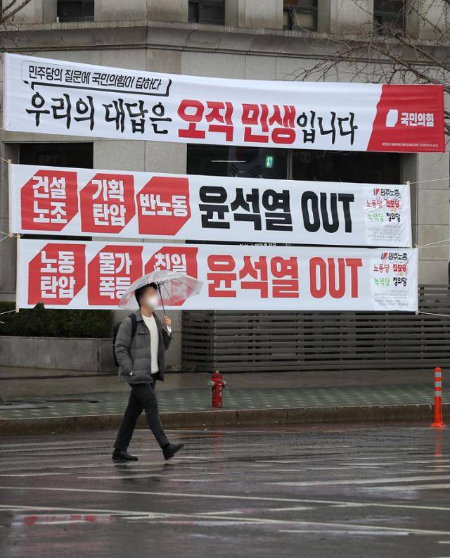 지난달 12일 오전 서울 여의도 국회 앞 횡단보도에 각 정당들의 현수막이 게시돼 있다. 지난해 6월 옥외광고물법 개정안 시행으로 정당의 정책이나 정치적 현안에 대해 표시하는 현수막은 별도 허가나 신고 없이 15일간 게시할 수 있게 됐지만 현수막이 우후죽순 설치돼 도시 미관 훼손과 안전사고 우려 등이 제기돼왔다. 이에 서울시는 관련법 개정 건의와 함께 정당 현수막 설치·관리 가이드라인을 마련하고 자치구의 현수막 정비를 지원키로 했다. 뉴시스