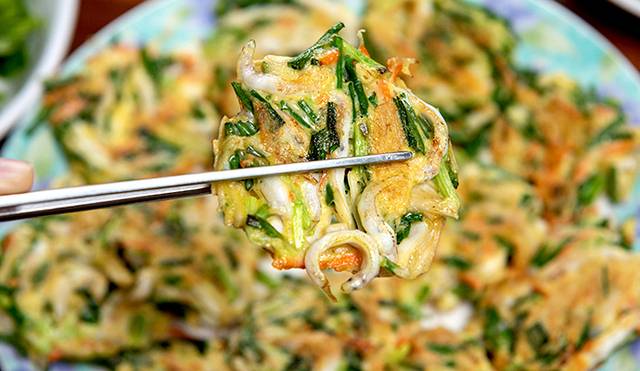 밀가루 반죽에 사백어와 쪽파를 잔뜩 넣어 부친 전은 남녀노소 누구나 좋아하는 음식이다. 거제=지영철 프리랜서 기자