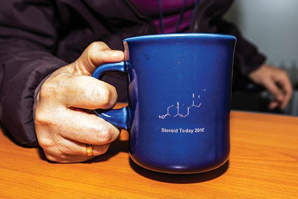 그녀가 사용하는 오래된 컵. 이정애 박사는 88 서울 올림픽 때 선수들 약물 분석 팀에서 일했다. 스테로이드와 관련 깊다