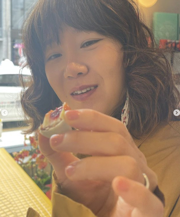 Actor Gong Hyo-jin singer-songwriter Kevin Oh enjoyed a sweet date.Gong Hyo-jin posted several photos with the article Stick with me  ⁇  Sweets that made our special day on the 13th.In the photo, Gong Hyo-jin Kevin Oh, who visited the newly opened New York City dessert caf in Seoul, was shown. Gong Hyo-jin is having a sweet time tasting chocolate and cookies in a cafe.On this day, Kevin Oh also revealed the gift he received from the cafe and said that the two enjoyed dating together.Famous in New York City, this homemade chocolate is a gift that Gong Hyo-jin Kevin Oh gave to his guests as a gift.On the other hand, actor Gong Hyo-jin married 10-year-old younger persons singer-songwriter Kevin Oh last October. Gong Hyo-jin is currently filming tvNs new drama Ask the Stars.
