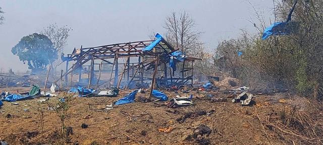 11일 미얀마 사가잉 지역 깐발루 마을의 한 주택이 정부군의 폭격으로 처참하게 무너져 있다. 사가잉=AP 연합뉴스