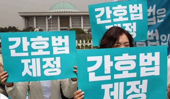 13일 서울 여의도 국회 앞에서 대한간호사협회 회원 등이 간호법 제정을 촉구하며 기자회견을 하고 있다. 연합뉴스